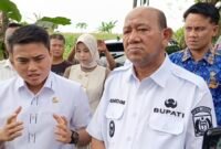 Pimpinan DPRD Sumut Ricky Anthony dan Bupati Langkat H Syah Afandin meninjau jalan rusak di Desa Banyumas, Kecamatan Stabat.