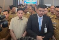 Pimpinan DPRD Sumut Ricky Anthony mendampingi Gubernur Sumut Muhammad Bobby Afif Nasution usai launching Program UHC