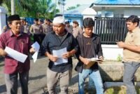 Rendi Permana dan rekannya saat menyampaikan pernyataan sikapnya di PDAM Tirta Wampu Stabat.