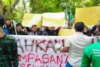 Seribuan massa berorasi di depan Kantor DPRD Langkat.