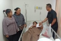 Tim dari Pimpinan DPRD Sumut Ricky Anthony memberikan tali asih di RS Adam Malik Medan kepada Muhammad Farel korban gigitan monyet liar.