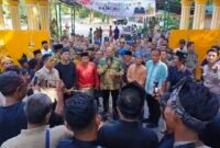 Bupati Langkat H Syah Affandin menemui Forum Melayu Bersatu yang berorasi di depan Kantor Bupati Langkat.