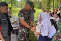 Dandim 0203 Langkat Letkol Inf Medwin Sangkakala SSos dan Ketua MPC PP Langkat Dewa Peranginangin SH memberi tali asik kepada yatim piatu dan dhuafa.