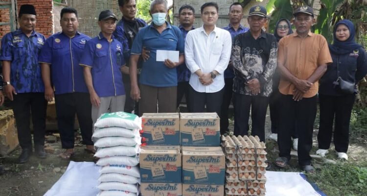 Pimpinan DPRD Sumut Ricky Anthony memberi bantuan kepada Ngadirun