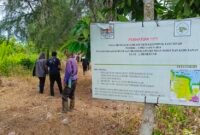 Poktan Nipah melakukan aktivitas di areal HKM yang mereka kelola.