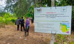 Poktan Nipah melakukan aktivitas di areal HKM yang mereka kelola