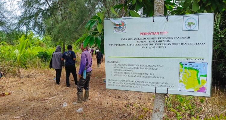 Poktan Nipah melakukan aktivitas di areal HKM yang mereka kelola