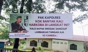 Spanduk bermuatan narasi mengkritik kinerja Polres Langkat yang dibentangkan organisasi kemahasiswaan beberpa waktu lalu