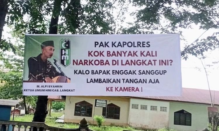 Spanduk bermuatan narasi mengkritik kinerja Polres Langkat yang dibentangkan organisasi kemahasiswaan beberpa waktu lalu