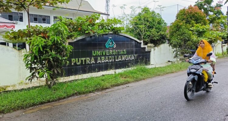Universitas Putra Abadi Langkat tempat EF menimba ilmu