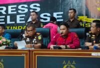 Kajari Langkat Asbach SH saat menggelar konferensi pers terkait perkara dugaan tindak pidana korupsi pengadaan Smartbaord pada Disdik Langkat TA 2024.