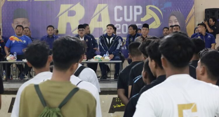Pimpinan DPRD Sumut Ricky Anthony memberi kata sambutan saat membuka Turnamen Voly RACUP 2025