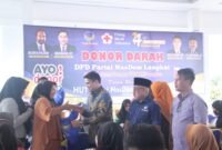 Pimpinan DPRD Sumut Ricky Anthony memberikan paket bahan pangan kepada warga di Kantor DPD NasDem Langkat.