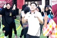 Pimpinan DPRD Sumut saat joget bersama para wanita.