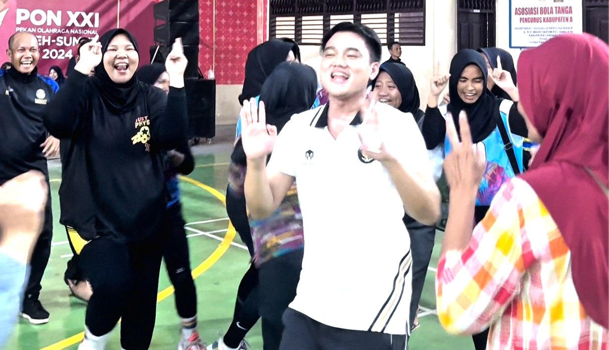 Pimpinan DPRD Sumut saat joget bersama para wanita