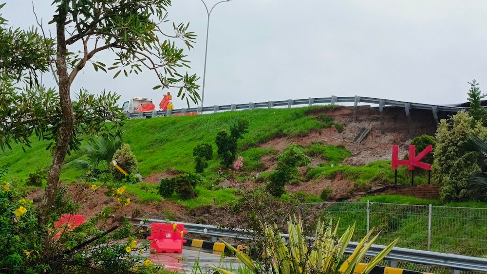 Ruas Tol Binjai Langsa di dekat Gate Tol Kwala Bingai yang longsor