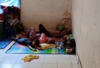 Warga Desa Cempa, Kecamatan Hinai, Langkat mengungsi di Posko Penanggulangan dan Pengungsian Bencana.