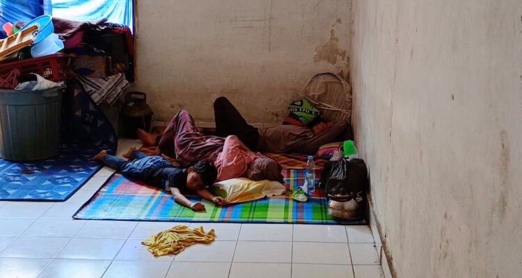 Warga Desa Cempa, Kecamatan Hinai, Langkat mengungsi di Posko Penanggulangan dan Pengungsian Bencana