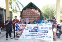 Aksi cepat tangap PTPN 1 Regional menyerahkan bantuan sembako kepada korban bnecana banjir.