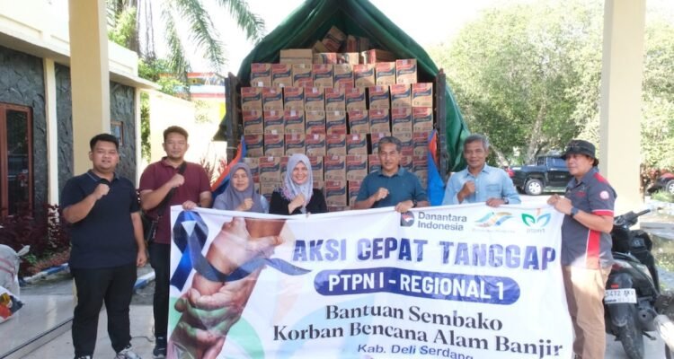 Aksi cepat tangap PTPN 1 Regional menyerahkan bantuan sembako kepada korban bnecana banjir1