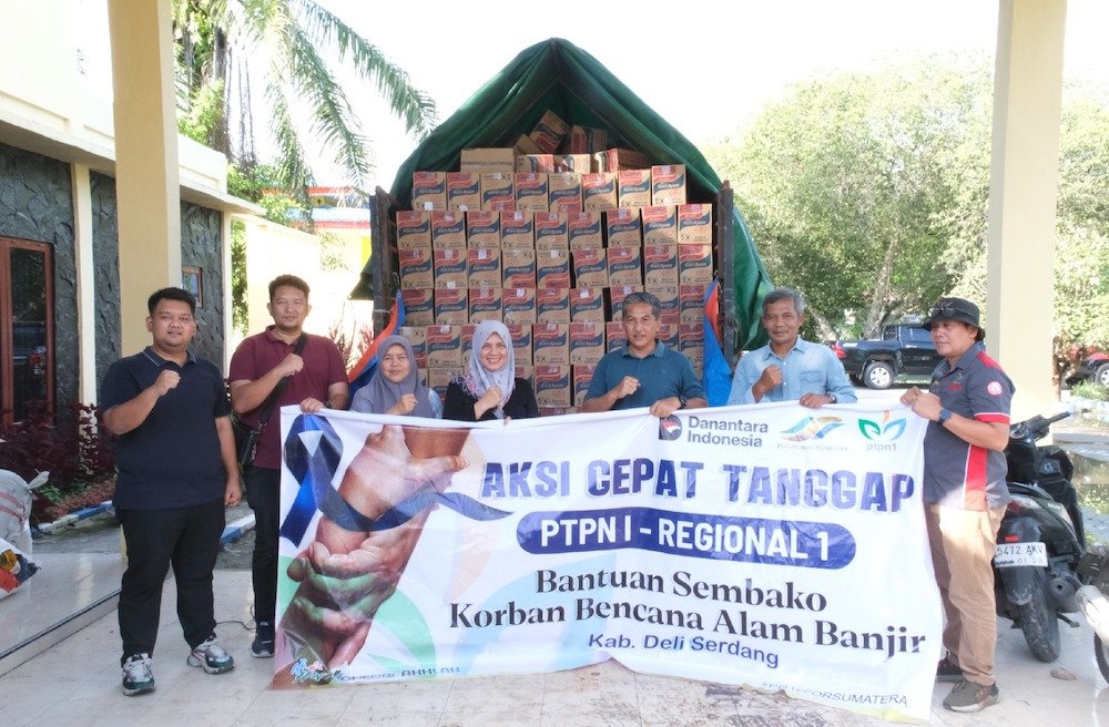 Aksi cepat tangap PTPN 1 Regional menyerahkan bantuan sembako kepada korban bnecana banjir1