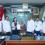 IMG-20251209-WA0029 Wamenaker Afriansyah Noor saat menyaksikan penyerahan ijazah oleh pihak perusahaan kepada pekerja di Kantor Kemnaker, Jakarta, Senin (8/12/2025).