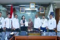 Wamenaker Afriansyah Noor saat menyaksikan penyerahan ijazah oleh pihak perusahaan kepada pekerja di Kantor Kemnaker, Jakarta, Senin (8/12/2025).