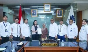 IMG-20251209-WA0029 Wamenaker Afriansyah Noor saat menyaksikan penyerahan ijazah oleh pihak perusahaan kepada pekerja di Kantor Kemnaker, Jakarta, Senin (8/12/2025).