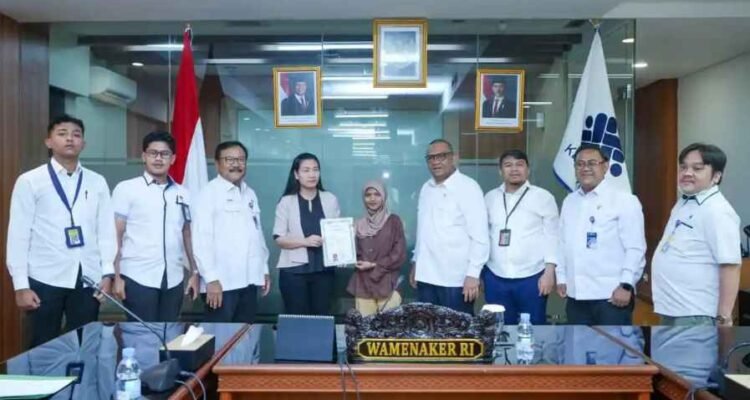IMG-20251209-WA0029 Wamenaker Afriansyah Noor saat menyaksikan penyerahan ijazah oleh pihak perusahaan kepada pekerja di Kantor Kemnaker, Jakarta, Senin (8/12/2025).