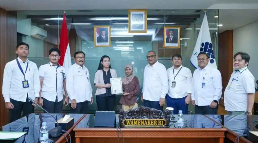 IMG-20251209-WA0029 Wamenaker Afriansyah Noor saat menyaksikan penyerahan ijazah oleh pihak perusahaan kepada pekerja di Kantor Kemnaker, Jakarta, Senin (8/12/2025).
