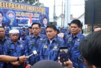 Ketua DPP KOMBAT Iskandar ST dan Ketua KOMBAT Sumut Ricky Anthony saat pelepasan relawan untuk membantu korban bencana alam di Provinsi Aceh.
