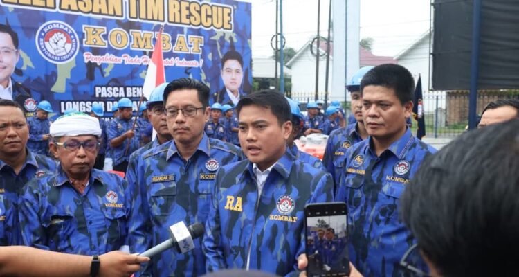 Ketua DPP KOMBAT Iskandar ST dan Ketua KOMBAT Sumut Ricky Anthony saat pelepasan relawan untuk membantu korban bencana alam di Provinsi Aceh