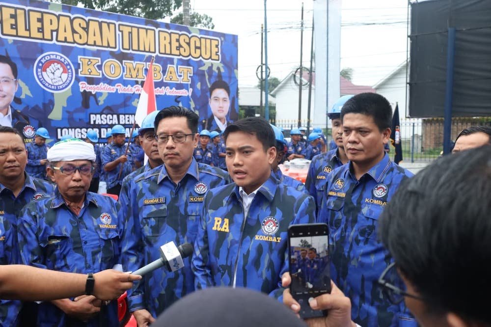 Ketua DPP KOMBAT Iskandar ST dan Ketua KOMBAT Sumut Ricky Anthony saat pelepasan relawan untuk membantu korban bencana alam di Provinsi Aceh