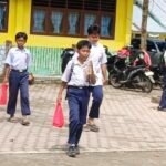 Siswa SMPN 5 Stabat mengambil paket MBG di sekolah saat momen libur nasional.
