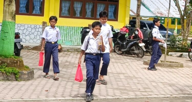 Siswa SMPN 5 Stabat mengambil paket MBG di sekolah saat momen libur nasional.