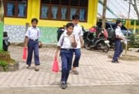 Siswa SMPN 5 Stabat mengambil paket MBG di sekolah saat momen libur nasional.