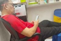 Virul foto napi korupsi, Ilyas Sitorus, terlihat sedang asik bermain HP di Rutan Tanjung Gusta.