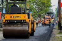 Ilustrasi pengerjaan konstruksi pengaspalan jalan.