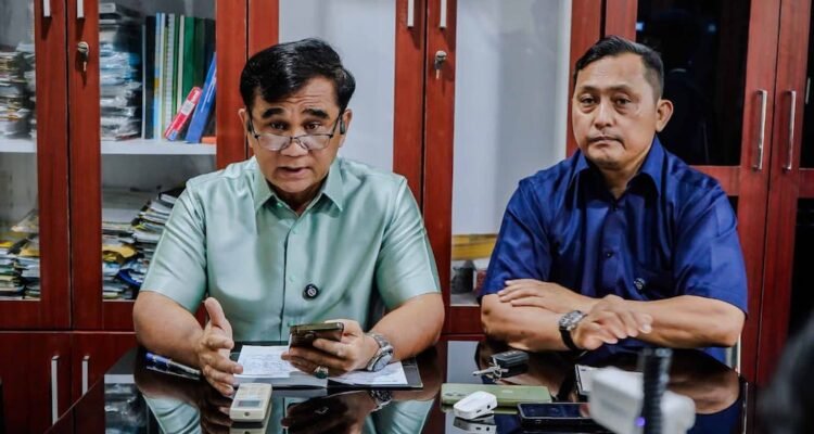 Asisten Pemerintahan dan Kesejahteraan Rakyat Setdako Medan, M Sofyan, didampingi Kepala Dinas Komunikasi dan Informatika Kota Medan Arrahmaan Pane