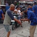 Bersama anggotanya, Ketua KOMBAT Deli Serdang H Jasa Wardani Ginting membagikan takjil di kawasan Sunggal2