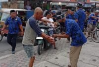 Bersama anggotanya, Ketua KOMBAT Deli Serdang H Jasa Wardani Ginting membagikan takjil di kawasan Sunggal.