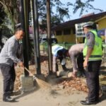 Personel Polres Langkat melaksanakan Korve di SLB Stabat2