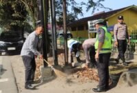 Personel Polres Langkat melaksanakan Korve di SLB Stabat.