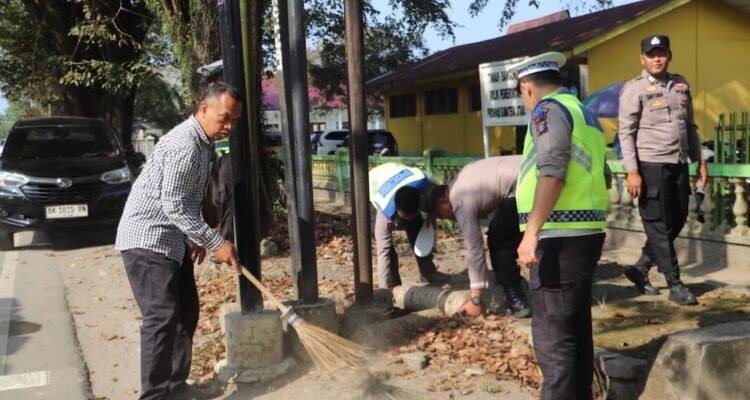 Personel Polres Langkat melaksanakan Korve di SLB Stabat2