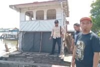 A Setiawan Gusti SH meninjau kapal motor atau boat yang diduga dicuri dan dirusak AA dan CL.