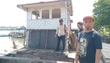 A Setiawan Gusti SH meninjau kapal motor atau boat yang diduga dicuri dan dirusak AA dan CL.
