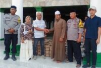 Perwakilan PT MTJ menyerahkan paket bahan pangan ke Kampung Persulukan Tuan Guru Besilam.