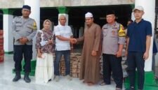 Perwakilan PT MTJ menyerahkan paket bahan pangan ke Kampung Persulukan Tuan Guru Besilam.