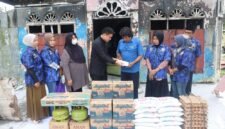 Pimpinan DPRD Sumut Ricky Anthony menyerahkan bantuan kepada Suradi.