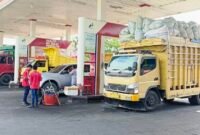 SPBU Wampu melayani pembeli BBM kendaraan bermotor.